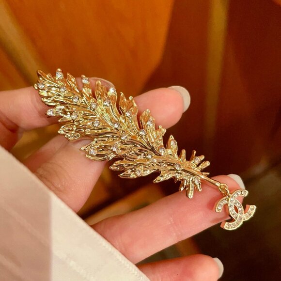 Chanel brooch - Picture 3 of 5